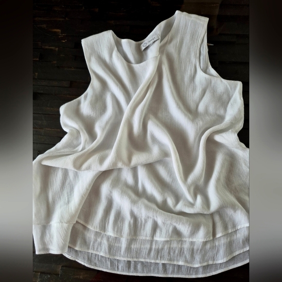 Tops - White Relaxed  Sleevless Blouse